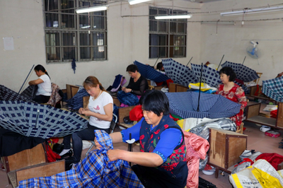 安徽廬江 “微工廠”辦在家門(mén)口，村民掙錢(qián)不出村